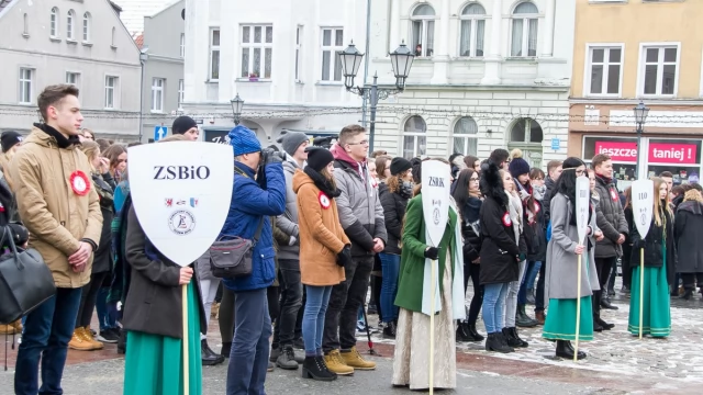 Tczew - Tczewscy maturzyści zatańczyli poloneza na ulicach starówki [DUŻO ZDJĘĆ]