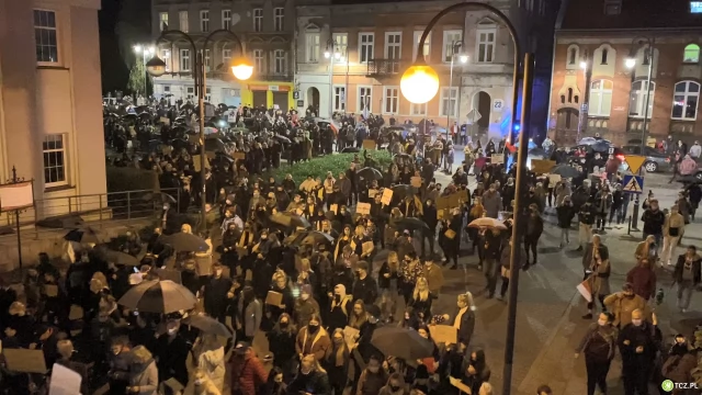 Tczew - Tłumy na ulicach Tczewa. Protest przeciw decyzji TK #PiekłoKobiet
