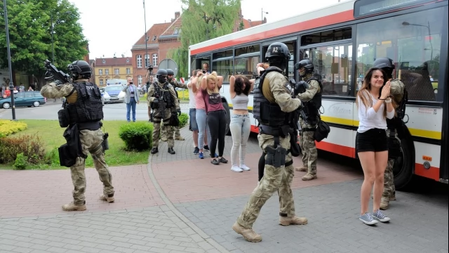 Tczew - Atak terrorystyczny na autobus - negocjacje przed ratuszem