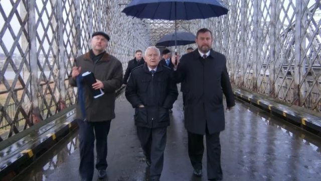 Tczew - Leszek Miller z wizytą w Tczewie. Oceniał stan zabytkowego mostu
