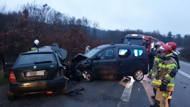 Tczew - Wypadek w Małej Karczmie. Dwie nieprzytomne osoby zakleszczone w autach