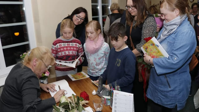Tczew - Co kryje się "za tęczowymi drzwiami"? Promocja tomiku poetyckiego Zofii Daniel w tczewskiej bibliotece