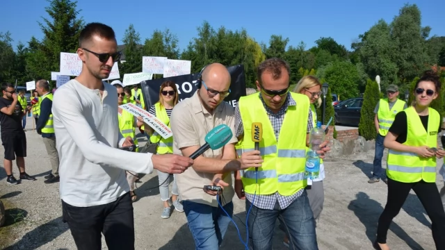 Tczew - Pracownicy inspekcji weterynaryjnej zablokowali dk 22. Walczą o godne płace