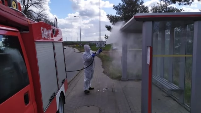Tczew - Strażacy dezynfekowali przystanki na terenie gminy Tczew