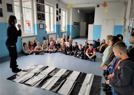 Tczew - Policjanci przypominają najmłodszym o odblaskach