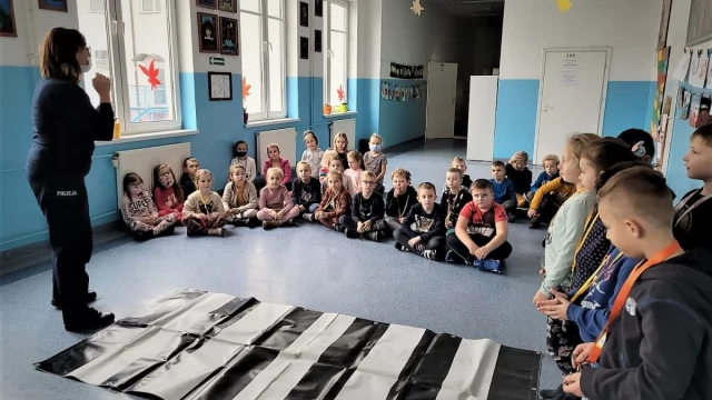Tczew - Policjanci przypominają najmłodszym o odblaskach