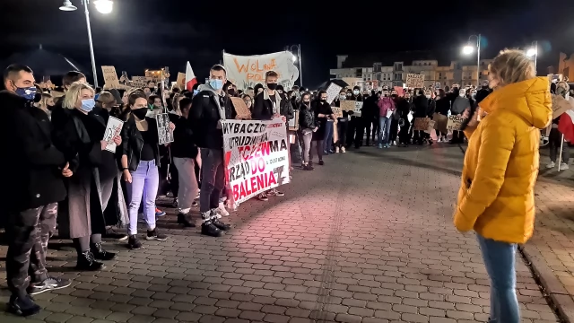 Tczew - Protesty ws. aborcji nie ustają. "Wybaczcie utrudnienia, Tczew ma rząd do obalenia" [FILM]