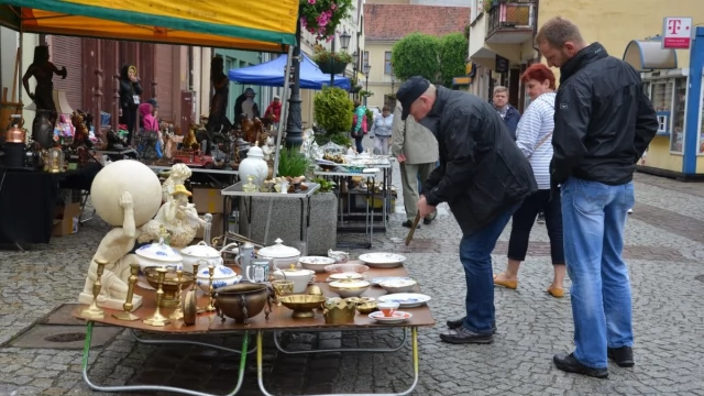 Tczew - Pchli Targ. Deszcz  nie wystraszył największych amatorów handlu pod chmurką