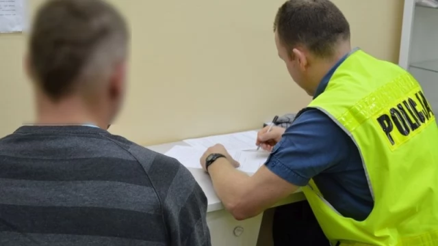 Tczew - Napad na sklep w Gniewie! Mężczyzna uzbroił się w nóż i czapkę z otworami na oczy
