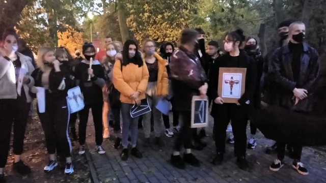 Tczew - Tłumy na ulicach Tczewa. Protest przeciw decyzji TK #PiekłoKobiet