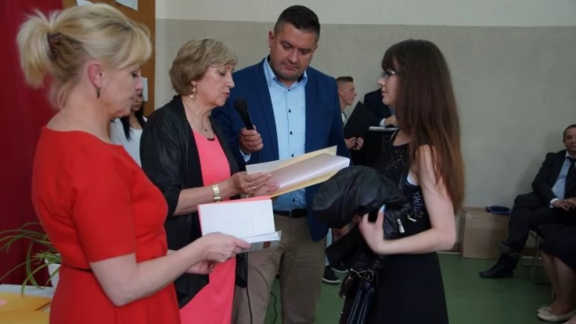 Tczew - Zakończenie roku w szkołach tczewskiego CKZ "Nauka". Czerwone Paski na świadectwach absolwentów