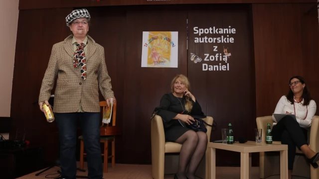 Tczew - Co kryje się "za tęczowymi drzwiami"? Promocja tomiku poetyckiego Zofii Daniel w tczewskiej bibliotece