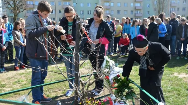 Tczew - Przy Dębie Katyńskim uczczono ofiary katastrofy z 2010 roku