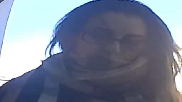 Tczew - Policjanci poszukują kobiety mogącej mieć związek z kradzieżą portfela i wypłatami z bankomatu [WIDEO]