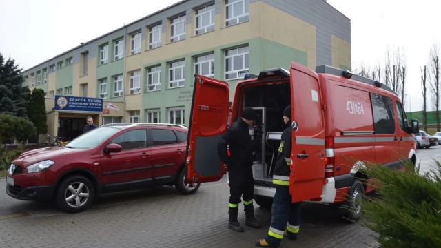 Tczew - 500 uczniów ewakuowanych z "Ekonomika". Ktoś rozpylił nieznaną substancję. Akcja również w SP1 [AKTUALIZACJA]