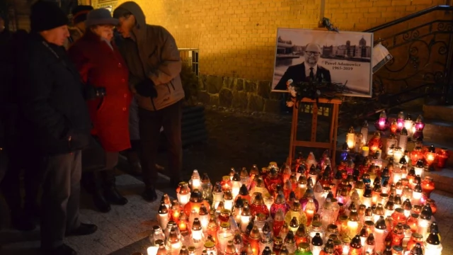 Tczew - Wybrzmiał dźwięk ciszy. Tczewianie pożegnali Pawła Adamowicza
