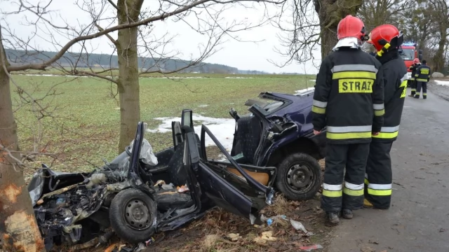 Tczew - Wypadek w Narkowach. Ranna osoba uwięziona w aucie