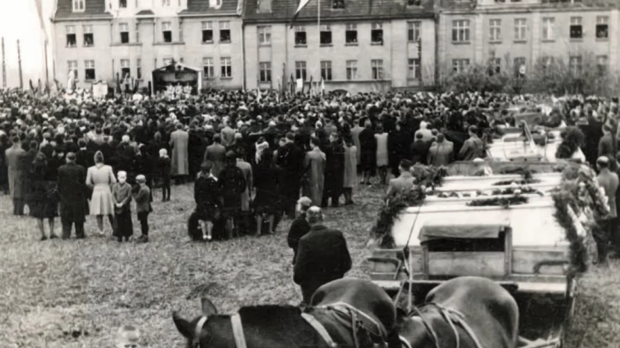 Pogrzeb ekshumowanych mieszkańców, 1 listopada 1945 r.; Zbiory Miejskiej Biblioteki Publicznej w Tczewie (kolekcja Magdaleny Pawłowskiej)