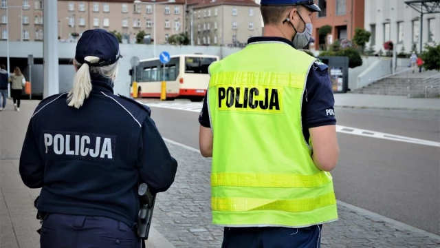Tczew - Wspólne działania policji i sanepidu. Kontrole w sklepach i autobusach