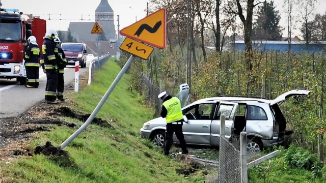 Tczew - Bez prawa jazdy spowodował wypadek. W aucie było 10 osób