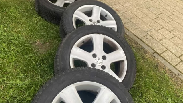 Tczew - Wielosezonowe opony z felgami r16