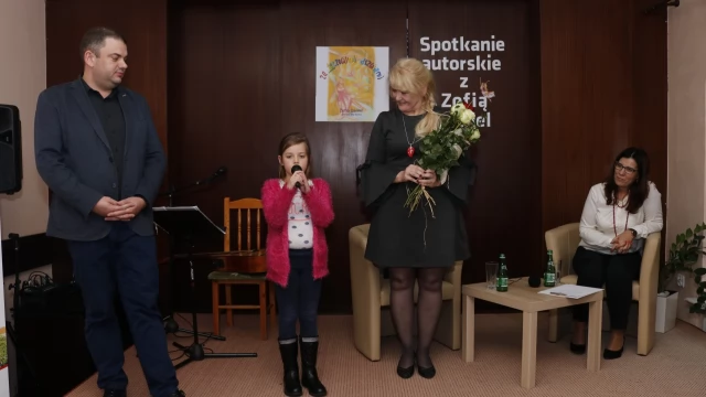 Tczew - Co kryje się "za tęczowymi drzwiami"? Promocja tomiku poetyckiego Zofii Daniel w tczewskiej bibliotece