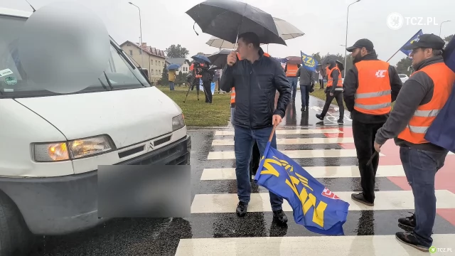 Tczew - Kierującej puściły nerwy, ruszyła na protestujących [WIDEO]