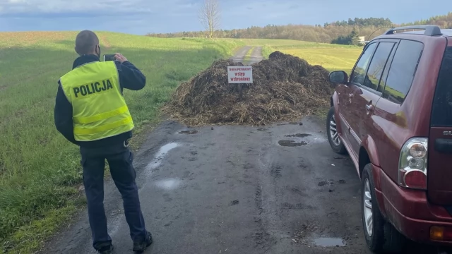 Tczew - Zamiast szlabanu "mur" z obornika. Hodowca ma problem z dojazdem do swojej posesji