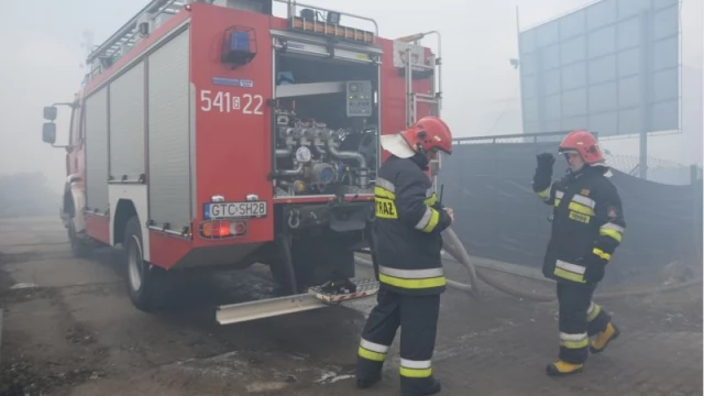 Tczew - Część Suchostrzyg spowita gęstym dymem. Groźny pożar na ulicy Jagiellońskiej