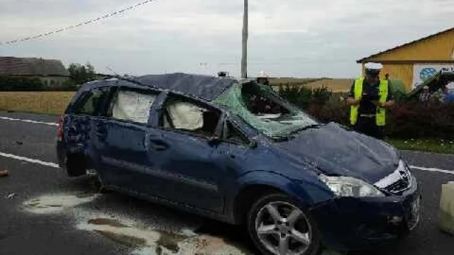 Tczew - Dachowanie na DK "91". W pojeździe 6 osób - w tym 4 dzieci