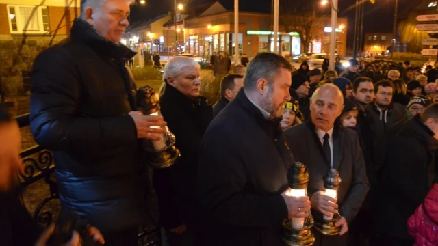 Tczew - Wybrzmiał dźwięk ciszy. Tczewianie pożegnali Pawła Adamowicza