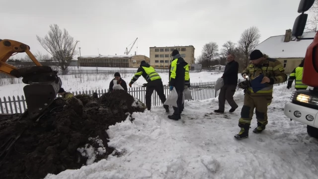 Tczew - Akcja na osiedlu Staszica. Woda mogła przerwać wał
