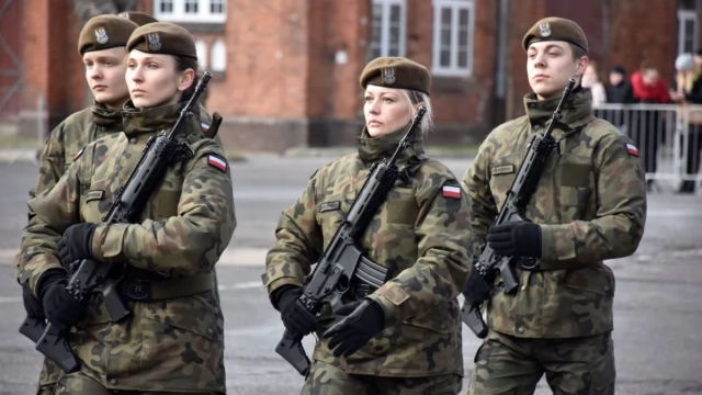 Tczew - Na Dzień Kobiet morowe dziewczyny w oliwkowych beretach