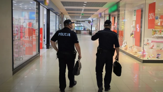 Tczew - COVID-19. Policjanci w sklepach i autobusach