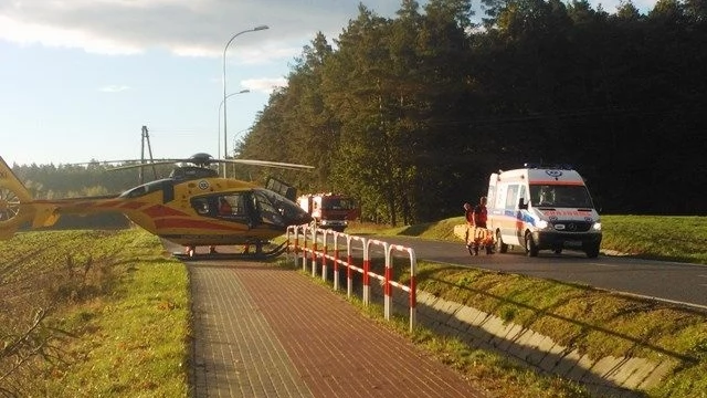 Tczew - Dwa wypadki - ciężarówka w rowie, kierowca uwięziony w osobowym aucie
