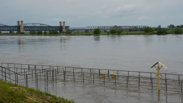 Tczew - Pogotowie przeciwpowodziowe dla Tczewa, przerwane prace na Moście Tczewskim
