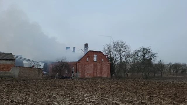 Tczew - Dziesięć zastępów straży gasi pożar w Tymawie