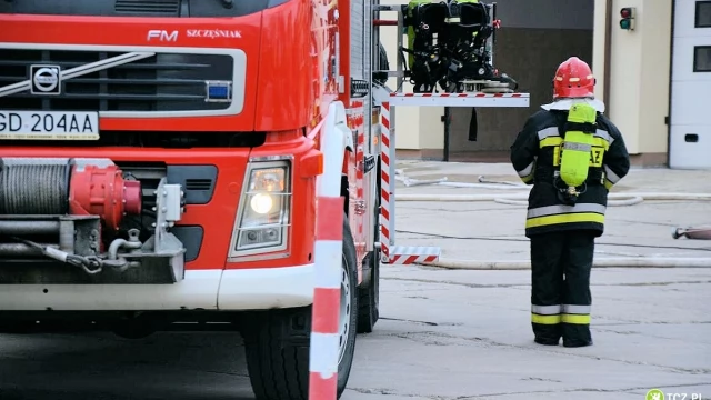 Tczew - Z kroniki strażackiej - pożar lasu, auta i barakowozu