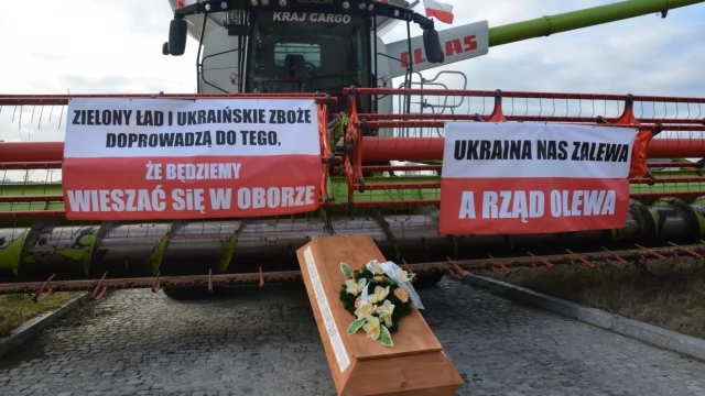 Tczew - Rolnicze miasteczko na rondzie w Czarlinie. Jest nawet trumna [WIDEO]