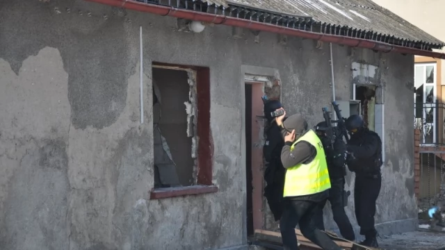 Tczew - Antyterroryści w Czarlinie szturmowali dom do rozbiórki