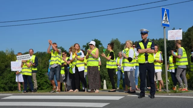 Tczew - Pracownicy inspekcji weterynaryjnej zablokowali dk 22. Walczą o godne płace