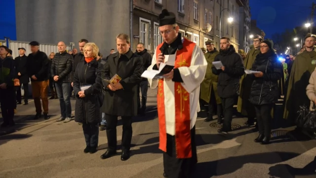 Tczew - Tłumy tczewian na staromiejskiej drodze krzyżowej
