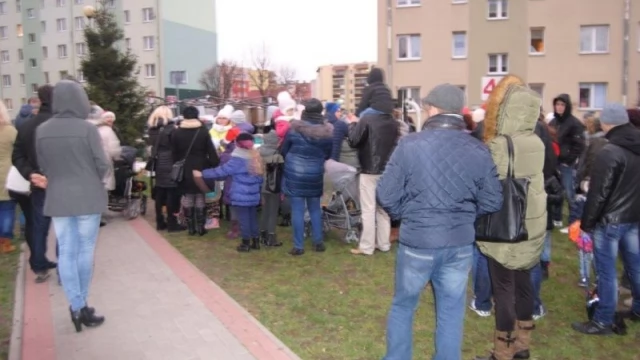 Tczew - Święty Mikołaj odwiedził Suchostrzygi. Były kolędy, fajerwerki, prezenty...