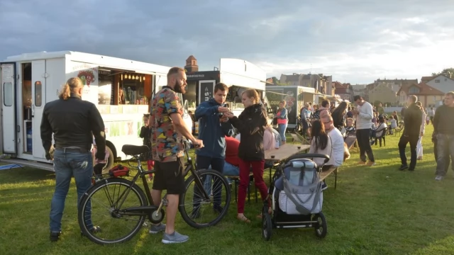 Tczew - Zlot foodtrucków - bulwar zmienił się w wielką restaurację