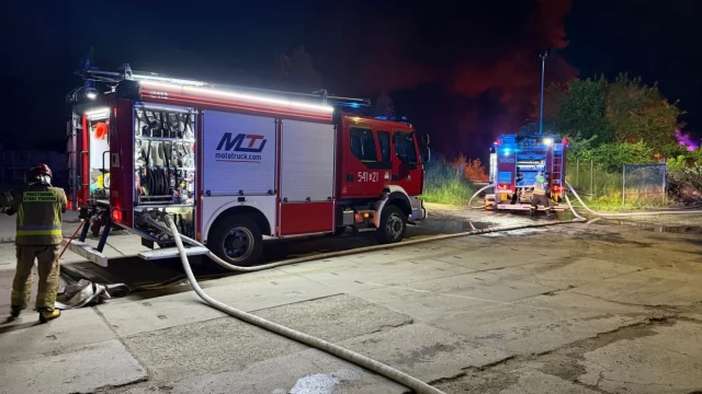 Tczew - Kłęby czarnego dymu nad Tczewem - trwa akcja gaśnicza