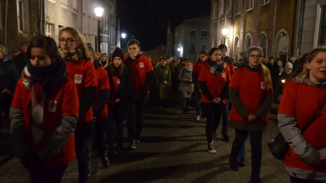 Tczew - Tłumy tczewian na staromiejskiej drodze krzyżowej