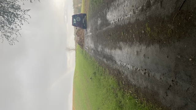 Tczew - Zamiast szlabanu "mur" z obornika. Hodowca ma problem z dojazdem do swojej posesji