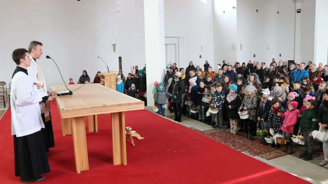 Tczew - Tłumy wiernych ze święconką w tczewskich kościołach