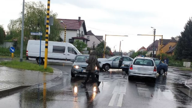 Tczew - Skrzyżowanie Żwirki/Kociewska. Zderzenie trzech aut