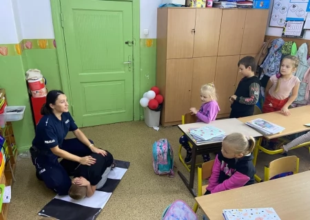 Tczew - Policjantka szkoli uczniów z bezpieczeństwa